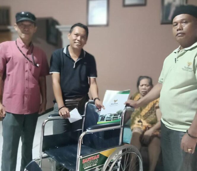 
					BAZNAS Jepara Salurkan Kursi Roda di Desa Bawu Batealit