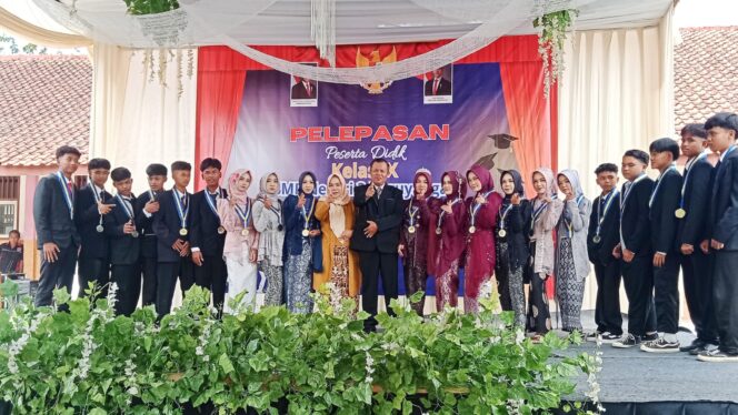
					Momen Haru Warnai Pelepasan Siswa Kelas IX SMPN 3 Paguyangan, Ini Pesan Penting dari Kepala Sekolah