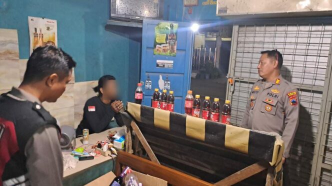 
					Polres Demak Gencar Razia Miras dan ‘Es Moni’, Puluhan Botol Diamankan