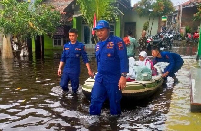 
					Ditpolairud Polda Jateng Bantu Antar Jemput Pelajar Terdampak Banjir di Sayung Menggunakan Perahu Karet
