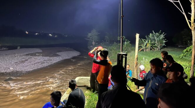 
					Remaja Hilang Terseret Arus Saat Bermain di Sungai Kalikuto, Pencarian Masih Berlanjut