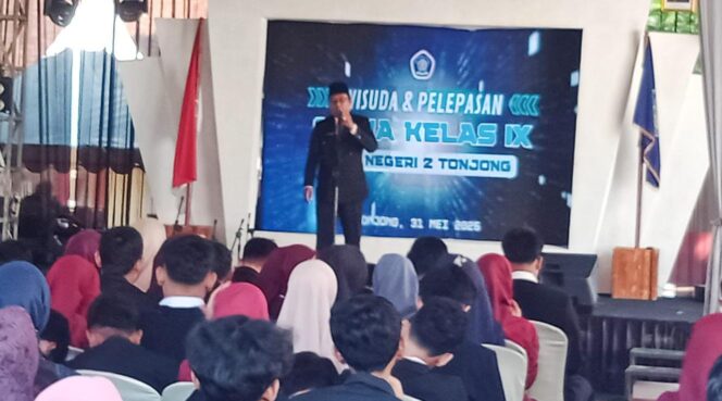 
					Perpisahan Penuh Haru Siswa Kelas IX SMPN 2 Tonjong: Awal Baru Menuju Masa Depan