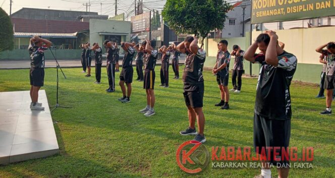 
					Tingkatkan Kebugaran dan Kebersamaan, Dandim 0736/Batang Ajak Anggota Jalan Sehat