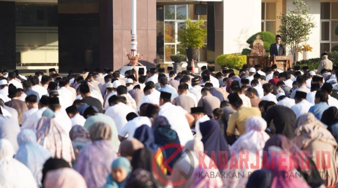 
					Ribuan Jamaah Padati Halaman Mapolda Jateng Saat Sholat Idul Adha