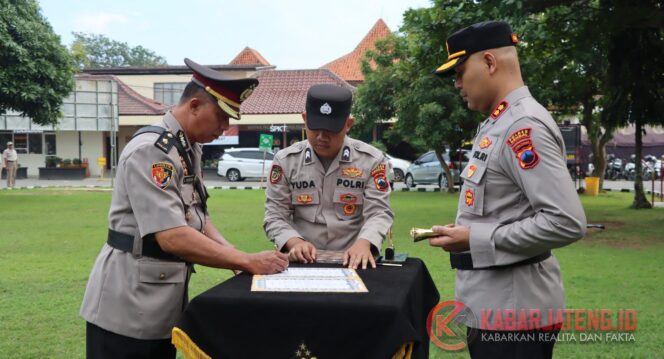 
					Kapolres Kendal Pimpin Sertijab Kabaglog dan Kapolsek Cepiring