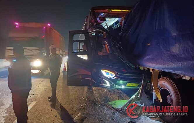 
					Tabrakan Beruntun di Tol Ungaran, Bus Malam Hantam Truk Pengangkut Beras
