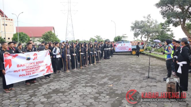 
					Polres Semarang Gandeng PSHT Salurkan 252 Paket Sembako untuk Warga