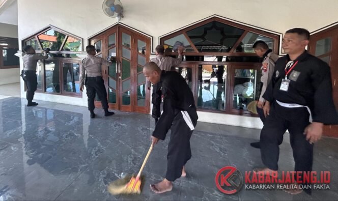 
					Peringatan Hari Bhayangkara ke-79, Polres Klaten Bersama PSHT Gelar Bakti Sosial dan Berbagi Bansos