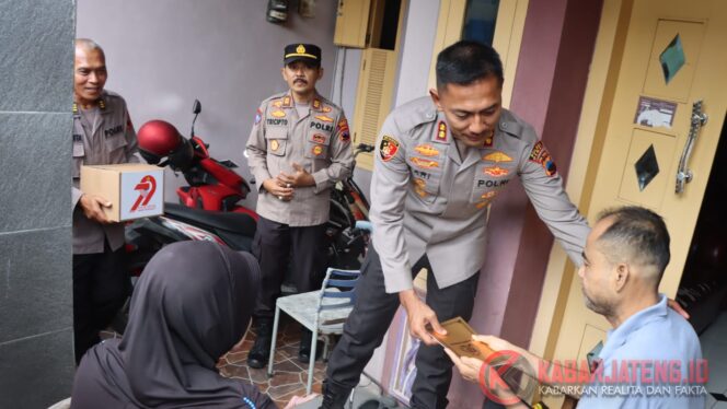 
					Kapolres Demak Laksanakan Anjangsana ke Purnawirawan, Warakawuri, dan Anggota Polri yang Sakit Sambut Hari Bhayangkara ke-79