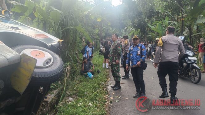 
					Babinsa Koramil Subah Bantu Evakuasi Bus Pariwisata Terguling di Desa Bandung, Batang