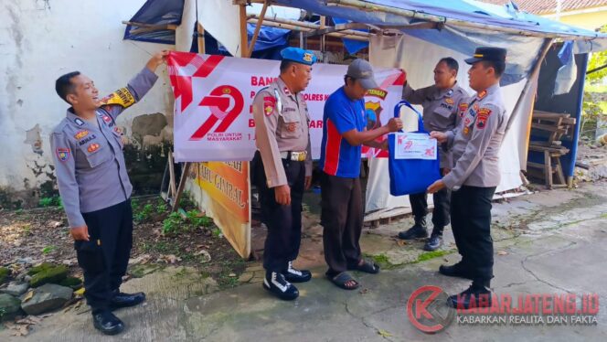 
					Polres Kendal Salurkan 50 Paket Sembako di Boja Sambut Hari Bhayangkara ke-79