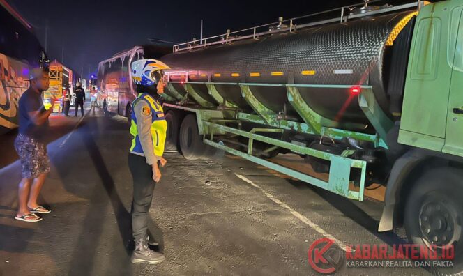 
					Kapolres Semarang Turun Langsung Tangani Aksi Mogok Sopir Truk di Perbatasan