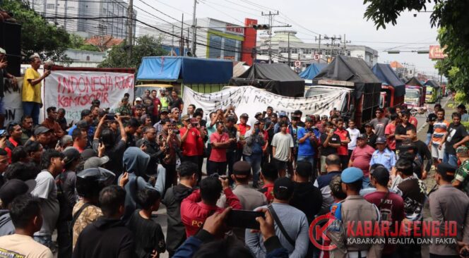 
					Ratusan Sopir Truk Padati Kantor DPRD Semarang, Polres Kerahkan 235 Personel untuk Pengamanan