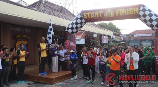 
					Rayakan HUT Bhayangkara, Polres Kendal Hujani Warga dengan Hadiah dan Kepedulian