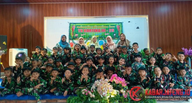 
					Ketua Yayasan Hadiri Prosesi Wisuda TK Kartika III-29 Kodim 0736/Batang, Tekankan Pentingnya Pendidikan Karakter Sejak Dini