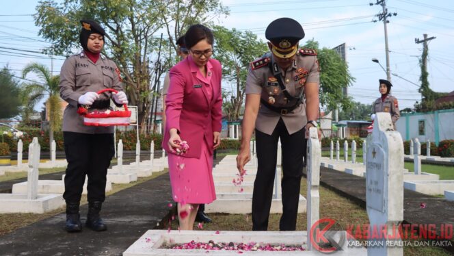 
					Polres Demak Tabur Bunga di TMP, Hormati Jasa Pahlawan Menjelang Hari Bhayangkara ke-79
