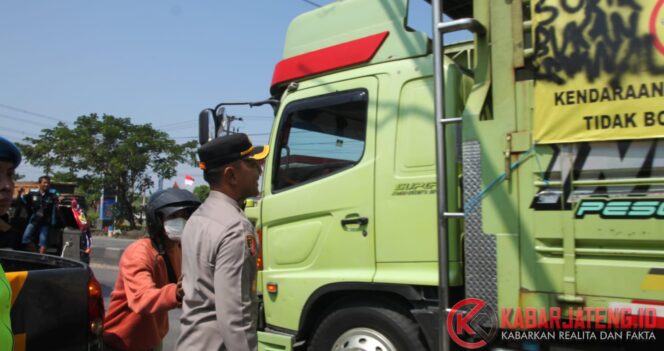 
					Polres Demak Kawal Puluhan Truk Menuju Semarang dalam Aksi Damai ODOL