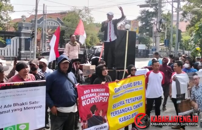 
					Koordinator aksi, Slamet Marzuki saat berorasi di atas mobil komando