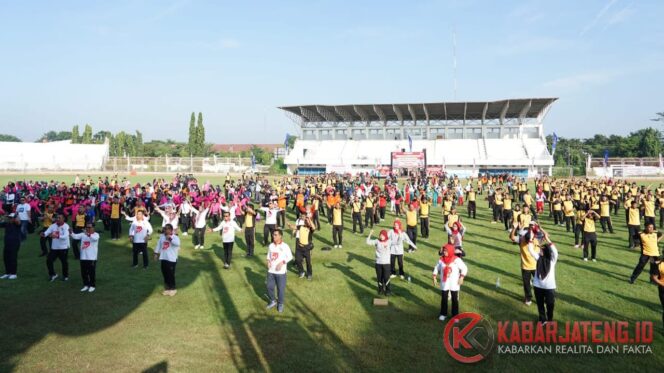 
					Semarak Hari Bhayangkara ke-79, Polres Brebes Gelar Olahraga Bersama Ribuan Warga di Stadion Karangbirahi
