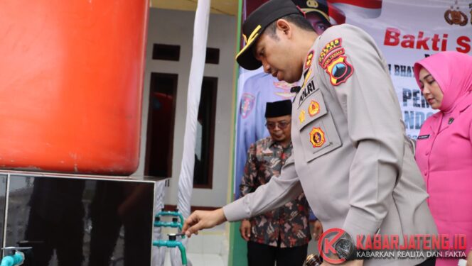 
					Polres Tegal Distribusikan Air Bersih ke Warga Desa Sumbaga, Tunjukkan Kepedulian Jelang Hari Bhayangkara ke-79
