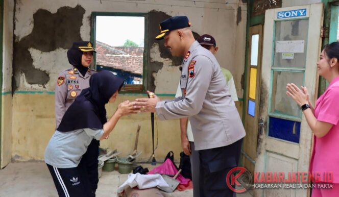 
					Polres Kendal Lakukan Anjangsana ke Purnawirawan Polri, Jalin Silaturahmi di Hari Bhayangkara ke-79