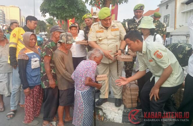 
					PPM LVRI Jateng membagikan ratusan nasi kotak kepada warga di depan museum Mandala Bhakti 