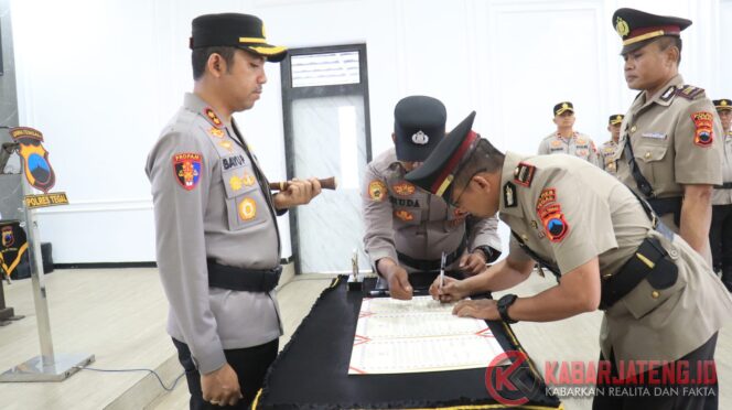 
					Kapolres Tegal Pimpin Sertijab Kapolsek Dukuhturi dan Kramat, Dorong Pelayanan Semakin Prima