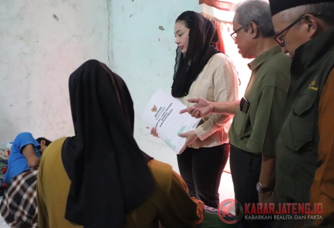 
					Bupati Brebes Kunjungi Warga Penderita Kanker Usus, Berikan Bantuan dan Dukungan Moril