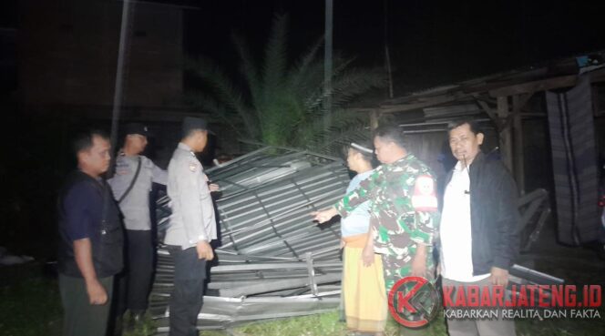 
					Puting Beliung Terjang Gringsing Batang, 11 Rumah Rusak, Listrik Padam