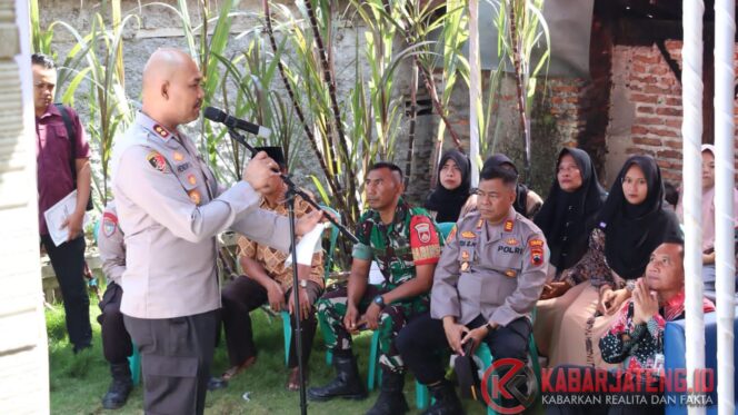 
					HUT Bhayangkara ke-79, Polres Kendal Renovasi Rumah AKP (Purn) Soepardi sebagai Bentuk Penghargaan