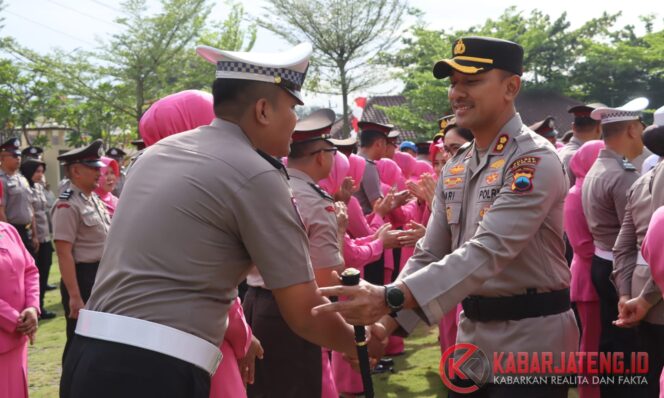 
					Polres Demak Gelar Upacara Kenaikan Pangkat dan Sertijab Kabag Logistik di Momen Hari Bhayangkara ke-79
