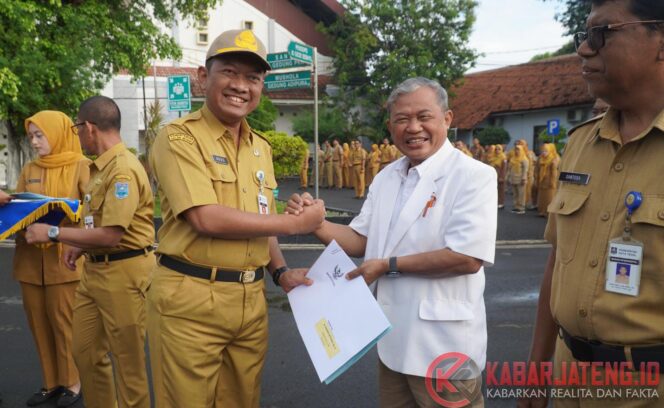 
					Peringatan Harganas ke-32 di Kota Tegal, 16 ASN Terima SK Pensiun