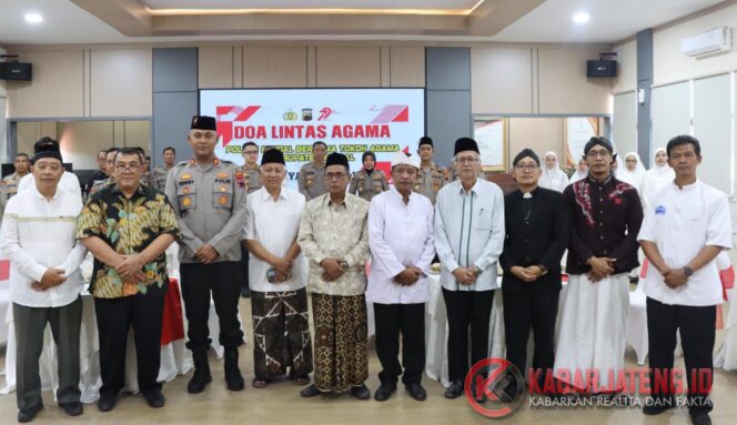 
					Polres Kendal Gelar Doa Bersama Lintas Agama Jelang HUT Bhayangkara ke-79, Perkuat Toleransi dan Keamanan