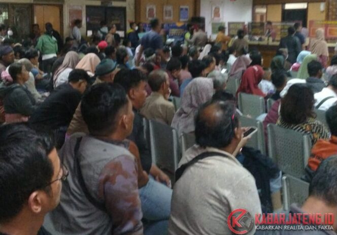 
					Program Pemutihan Pajak Kendaraan Berakhir, Samsat II Tembalang Raup Rp 1,3 Miliar di Hari Penutupan