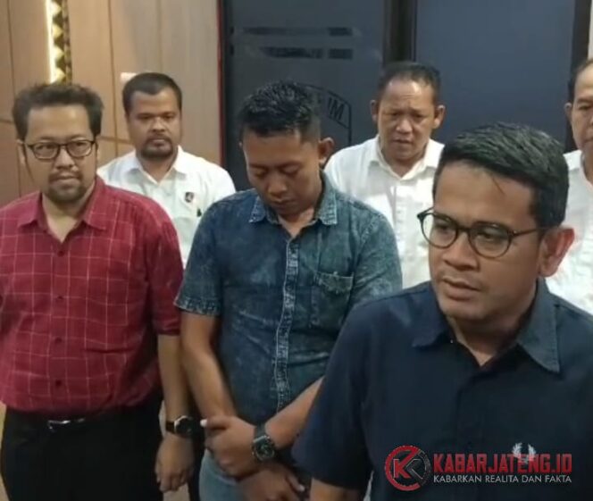 
					Polrestabes Semarang Tegaskan Pria dalam Video Tarik-Menarik Saksi Bukan Anggota Polisi