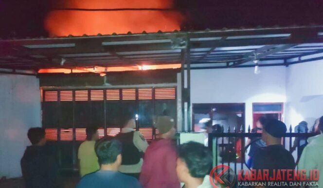 
					Garasi Warga di Kretek Paguyangan Terbakar Hebat, Satu Mobil dan Motor Hangus, Kerugian Capai Rp200 Juta