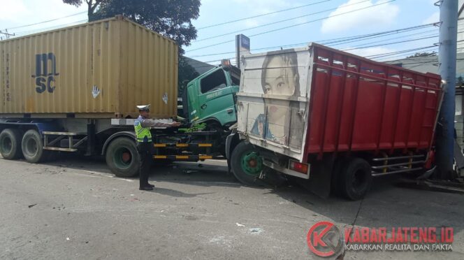 
					Rem Diduga Blong, Truk Kontainer Tabrak Sejumlah Kendaraan di Simpang Taman Bawen