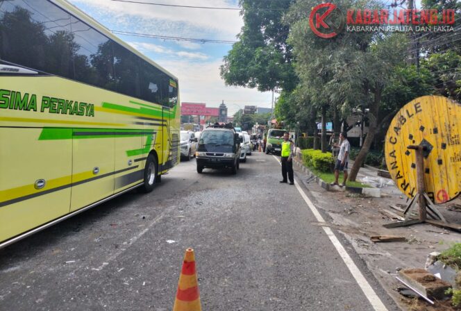 
					Kecelakaan Bus dan Truk PLN di Perbatasan Ungaran, Satu Tewas di Tempat