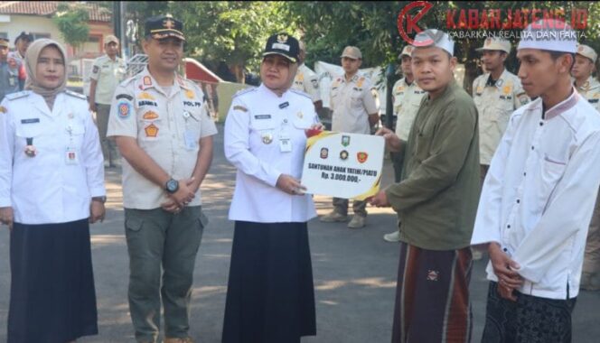 
					91 Personel Satpol PP dan Damkar Kabupaten Semarang Gelar Aksi Sosial