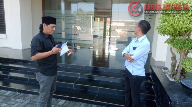 
					Kenang Prasetyo, dari ISC, saat mengecek lokasi tempat truk tangki bertuliskan PT Giza Usaha Bersama yang sebelumnya terlihat di Mapolres Demak