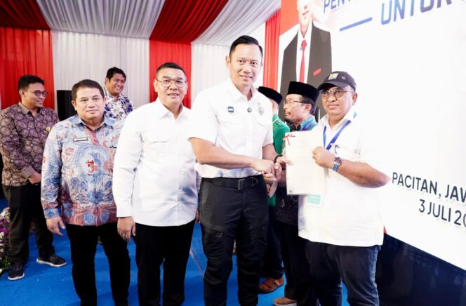 
					Lampaui Target Penyelesaian PTSL, Menko AHY dan Wamen Ossy Serahkan Langsung Sertipikat Masyarakat Kabupaten Pacitan