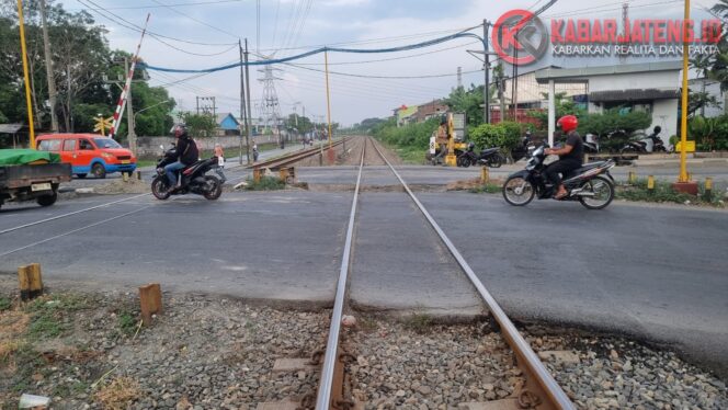 
					KAI Daop 4 Semarang Lakukan Perbaikan Jalur Rel di Perlintasan Kaligawe Demi Tingkatkan Keselamatan dan Kenyamanan