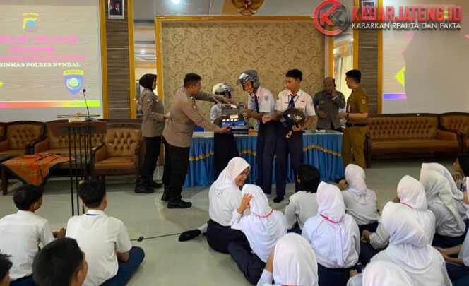 
					Sosialisasi Operasi Patuh Candi 2025, Polres Kendal Edukasi Siswa SMAN 1 Kendal Tertib Berlalu Lintas