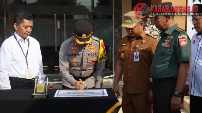 
					Kapolres Tegal Resmikan Layanan SPKT dan Call Center 110, Tingkatkan Kualitas Pelayanan kepada Masyarakat