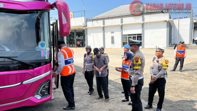 
					Ops Patuh Candi 2025, Polres Semarang Gelar Ramcheck Gabungan, Puluhan Kendaraan Diperiksa