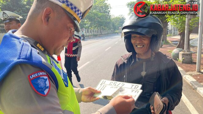 
					Temui Pengendara Lansia Melanggar Aturan, Petugas Operasi Patuh Candi 2025 Beri Teguran Edukatif