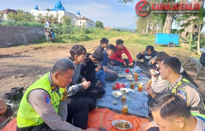 
					Ngopi Bareng Sopir, Satlantas Polres Kendal Ajak Wujudkan Lalu Lintas Aman dan Tertib