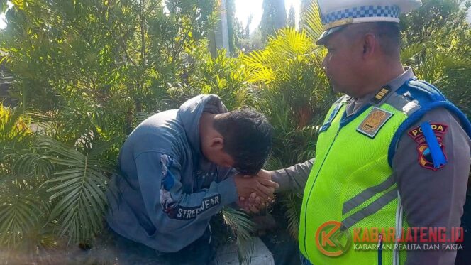 
					Pengendara Ucapkan Terima Kasih kepada Polisi, Satgas Operasi Patuh Candi Polda Jateng Terapkan Pendekatan Humanis