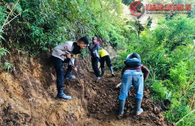 
					Bhabinkamtibmas Jepara Turun Langsung Bantu Warga Bangun Jalan Rabat Menuju Puncak Muria