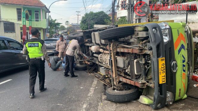 
					Truk Ekspedisi Alami Kecelakaan Tunggal di Ungaran, Diduga Akibat Kurang Konsentrasi